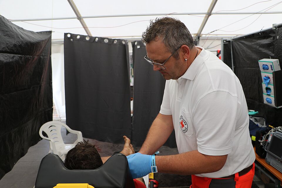„Ein Patient wird im Behandlungszelt untersucht (Foto: Eisenmann P., BRK Kreisverband Freising)“