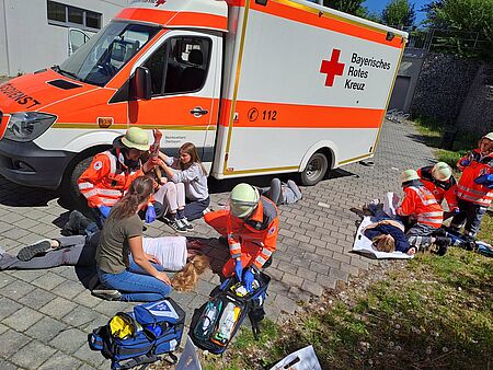  „Die Versorgung der Verletzten erfolgt unter Sichtdeckung des Rettungswagen. (Foto: BRK Kreisverband Freising)“