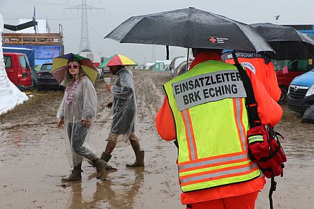 „Einsatzleiterin Sabine Bauer auf dem Festival Camping Gelände. (Foto: Eisenmann P., BRK Kreisverband Freising)“